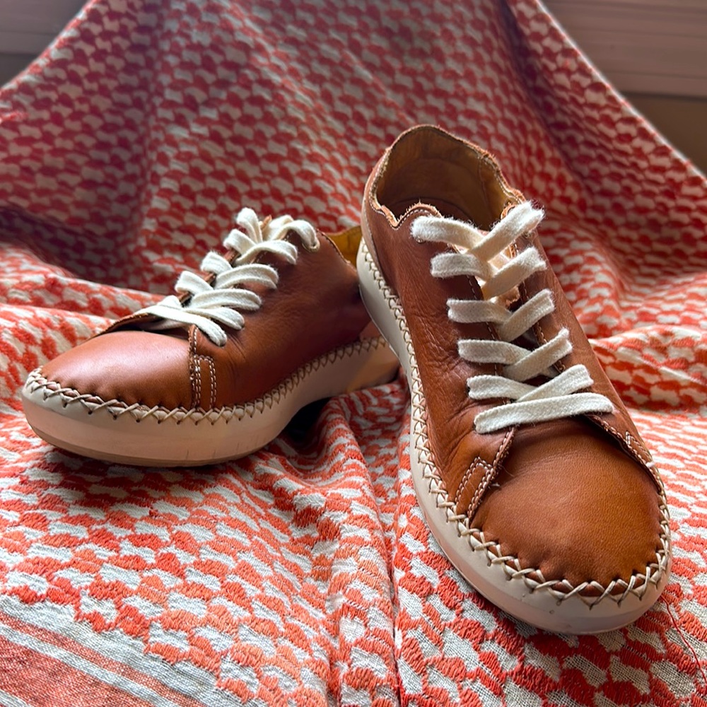 Fabulous Pikolinos leather sneakers